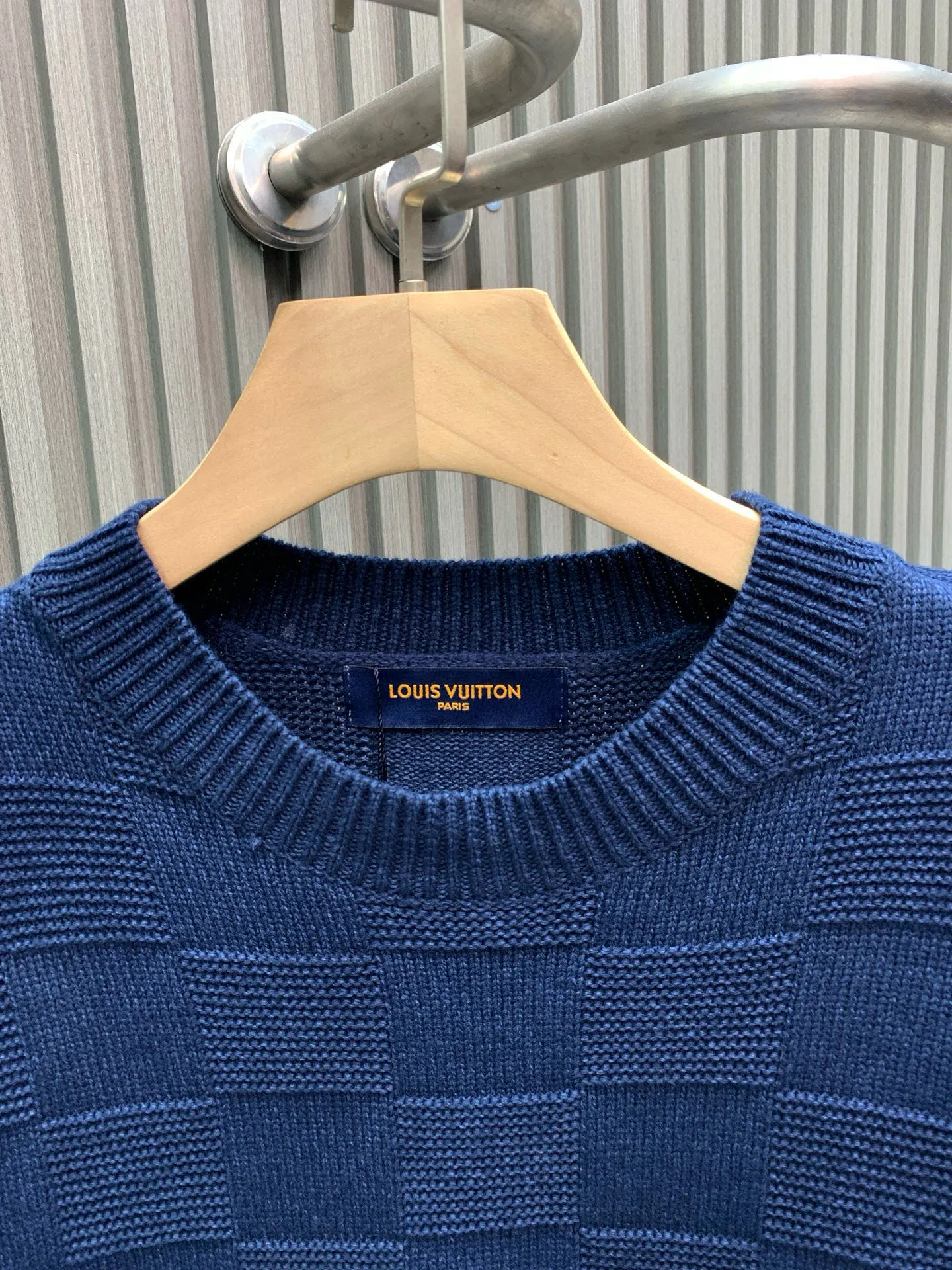 🅿️400 🀄️ Louis Vuitton Louis Vuitton LV/Louis Vuitton 2025SS large element classic checkered embroidered white label New wool stitched knitted sweater Unisex logo embroidered pin decorated checkerboard round neck pullover sweater Rare new checkerboard knitted sweater is simple, elegant and clean The imported woolen sweater yarn is treated with mercerization process to make the fabric smooth and bright, close to the skin, warm and breathable The soft and delicate touch brings extremely comfortable wearing experience. The rich texture of the checkerboard pattern is matched with the white logo embroidery of the same color yarn and Behringer embroidery on the chest. The eye-catching metal pin details are decorated on the chest. The finishing touch of the entire sweater on the chest perfectly interprets the fashionable new trend of the season. Whether it is worn alone or paired with an inner layer, it is a must-have for men and women.